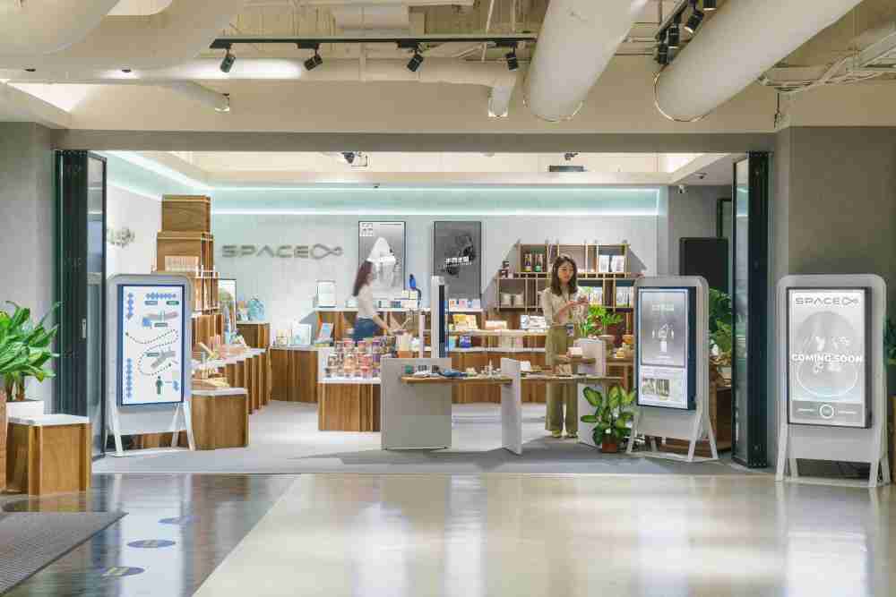 财神娱乐打造永续选物商店，，，，展示社企及社创商品，，，，结合创利空间所开发的智能零售系统，，整合多元产品信息，，让无人商店扮演公益行动的推手