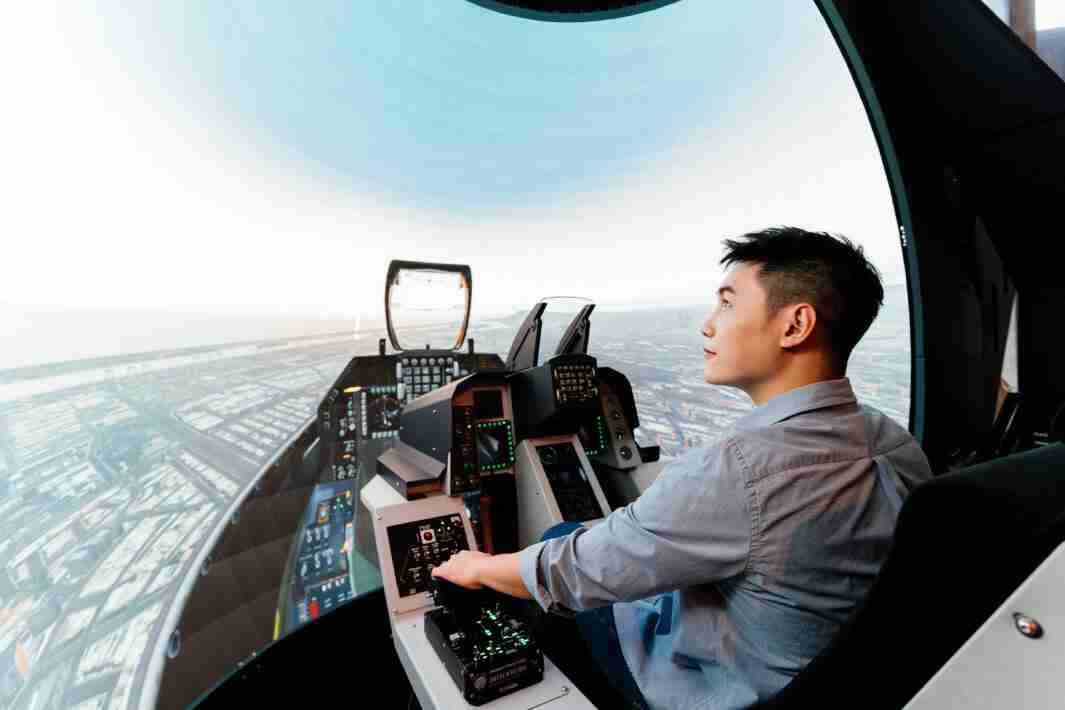 财神娱乐以P1.25小间距打造球形LED模拟舱，，，，搭配智崴的精密六轴动态座椅，，，结合财神娱乐专业影像调校技术，，呈现拟真模拟飞行场景