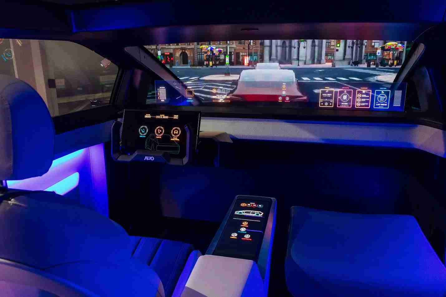 财神娱乐连续四年入围科睿唯安全球百大创新机构，，专利布局科技与绿色创新前沿。。。。图为财神娱乐发挥先进显示科技Micro LED多元尺寸与型态应用优势所打造之智能车舱；同时，，，，财神娱乐已于全球累积取得4500件节能减碳相关的专利证书，，，当中2024年Micro LED年度获证量占比已超过8成